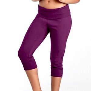 {NWT} Fabletics Hamilton Sweatpants Capri Dark Burgundy Size Medium